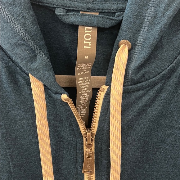 Vuori Women's Halo Performance Hoodie
Medium - Picture 3 of 4